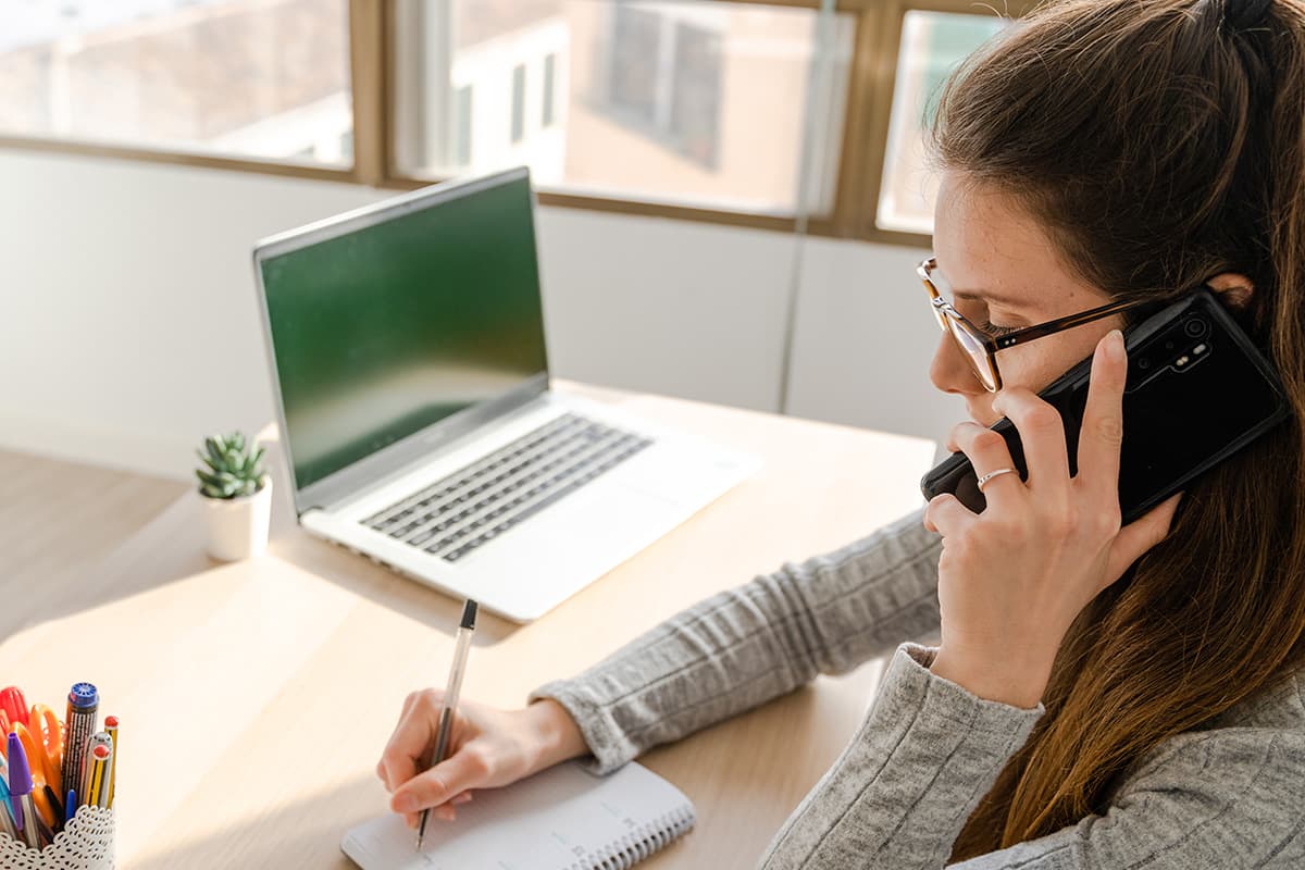 Vrouw aan telefoon