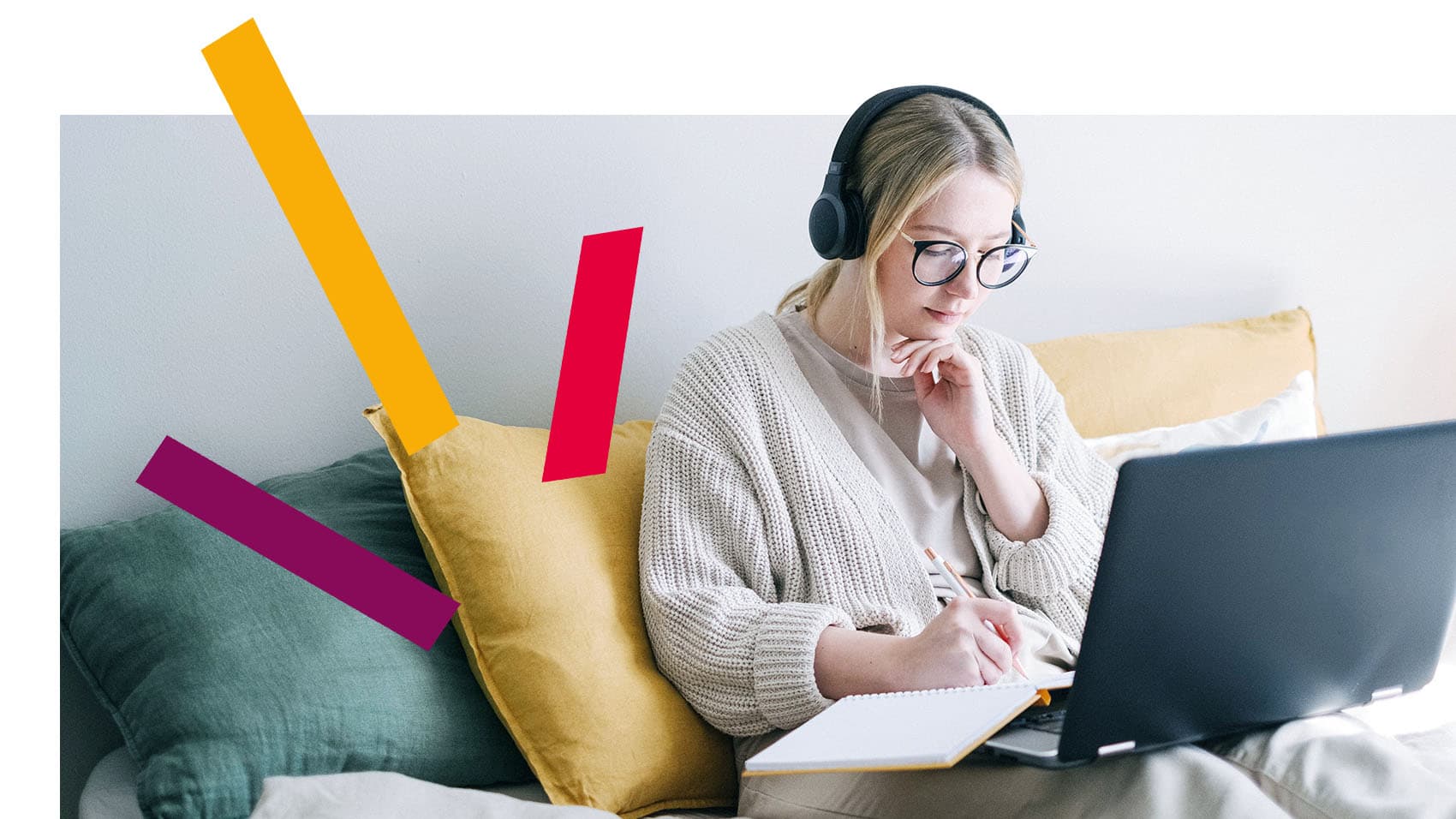 Vrouw op de bank aan het werk