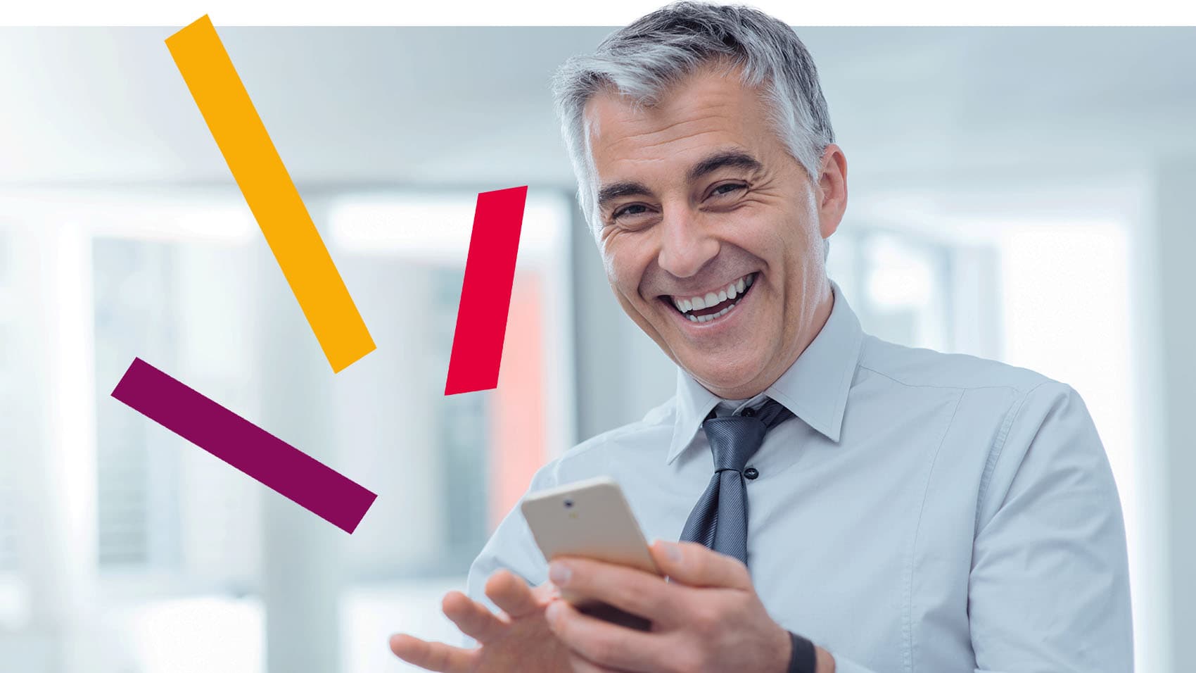 Vrolijke man met telefoon