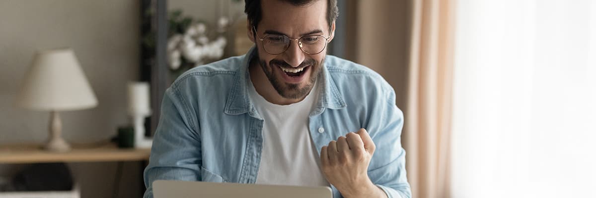 Blije man achter computer
