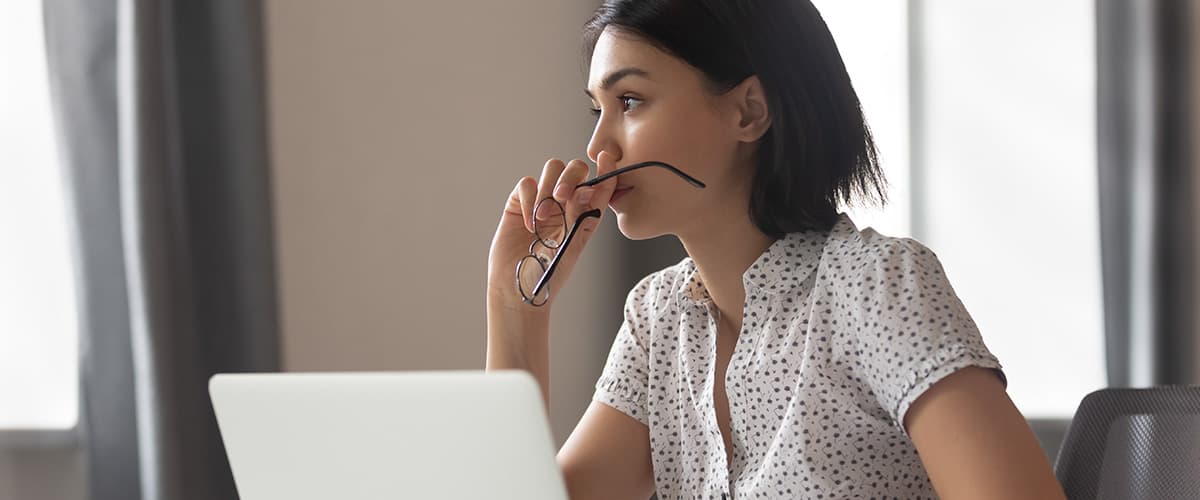 Vrouw peinzend achter computer