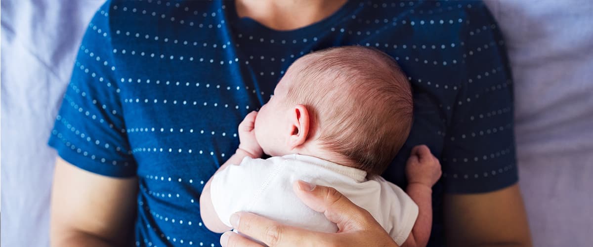 pasgeboren baby in armen 