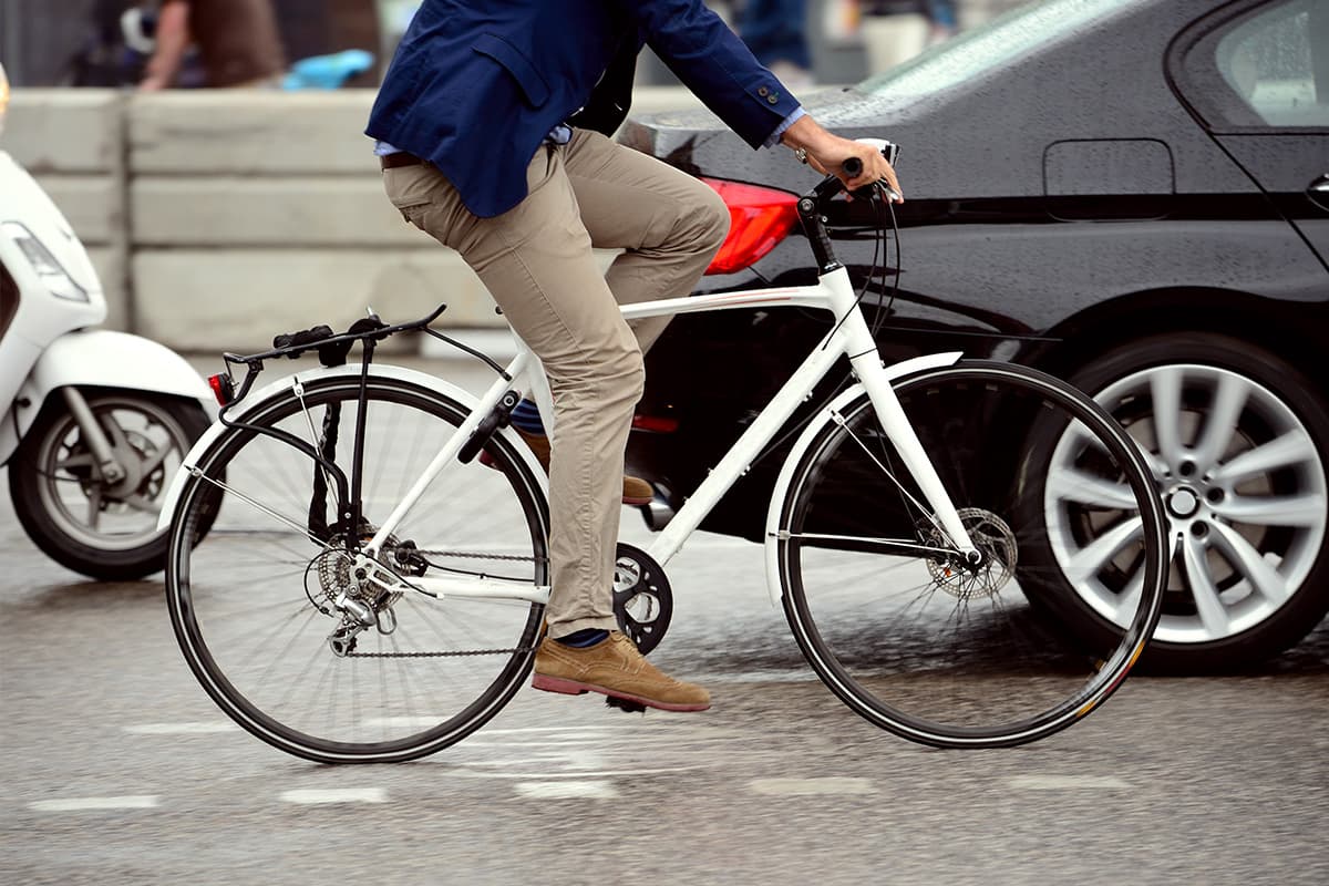 Man op fiets