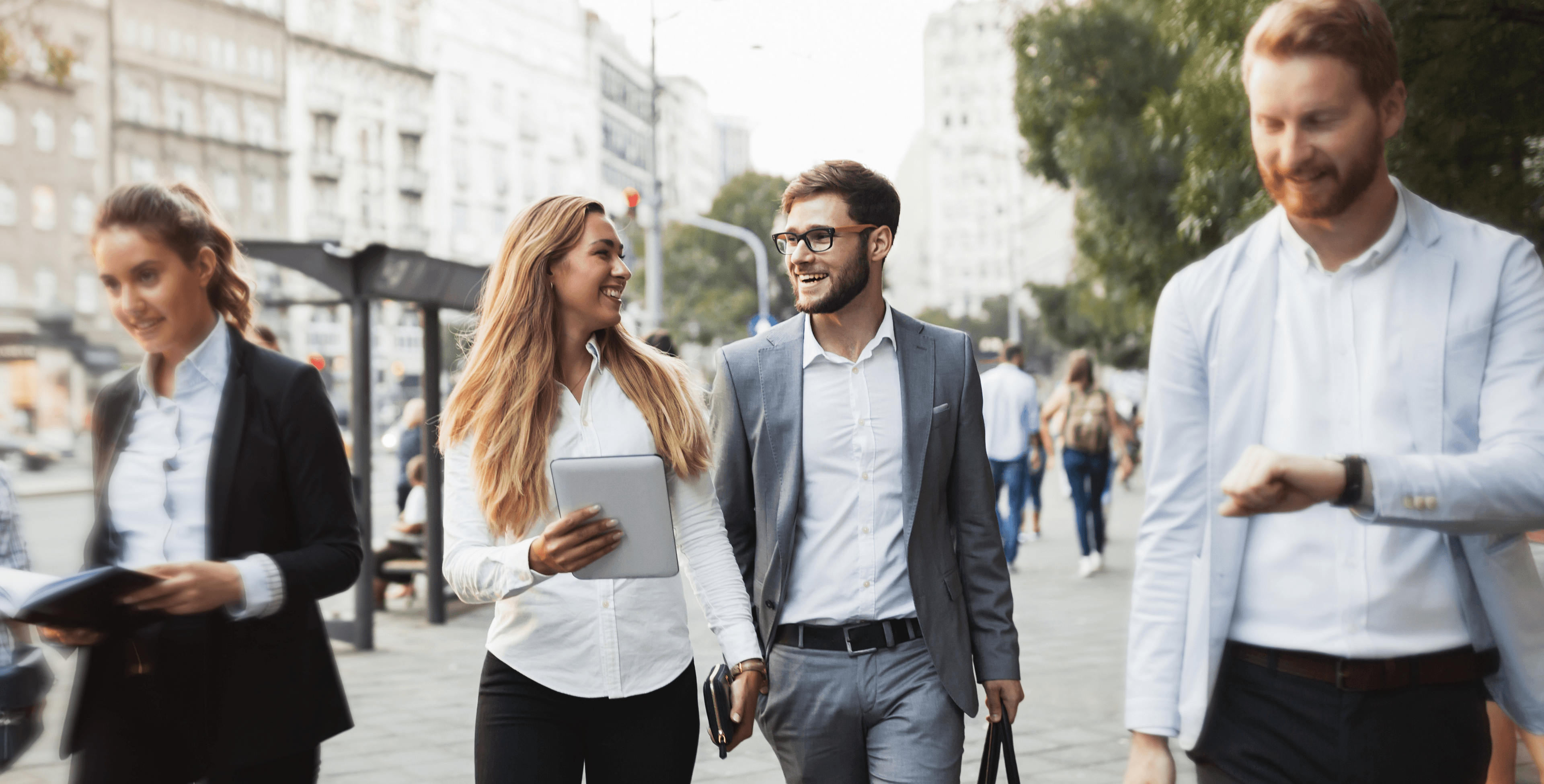 groep mensen onderweg naar werk