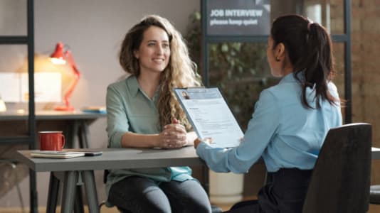 Två kvinnor på anställnigsintervju