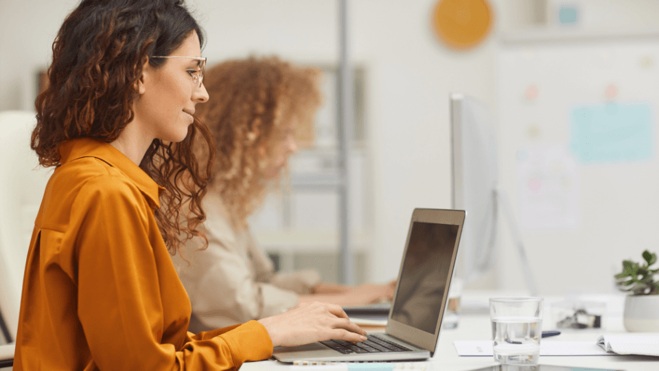 vrouw aan het werk achter laptop